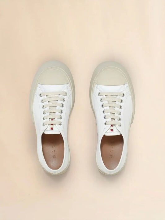 Baskets Marni Pablo en cuir nappa blanc de Marni, avec des lacets beiges.