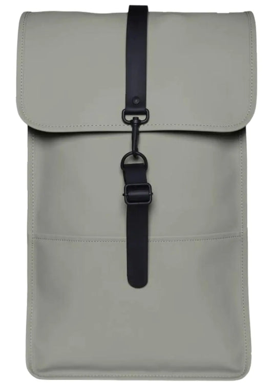 Sac à dos imperméable ciment grand modèle de Rains, avec une fermeture à mousqueton noire.
