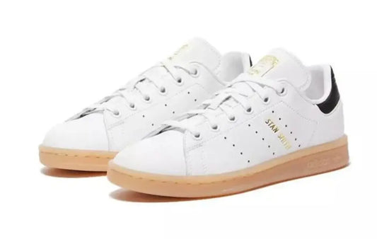 Baskets Stan Smith en cuir blanc, de Adidas, avec semelle en gomme et détails noirs au talon.
