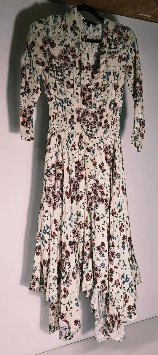 Robe fleurie multicolore de Maje, avec une taille cintrée et une coupe asymétrique.

