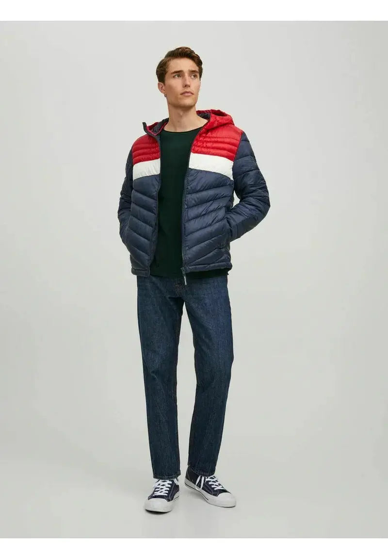 Veste d'hiver bleu marine by Jack & Jones, à capuche, avec des bandes rouge et blanche.