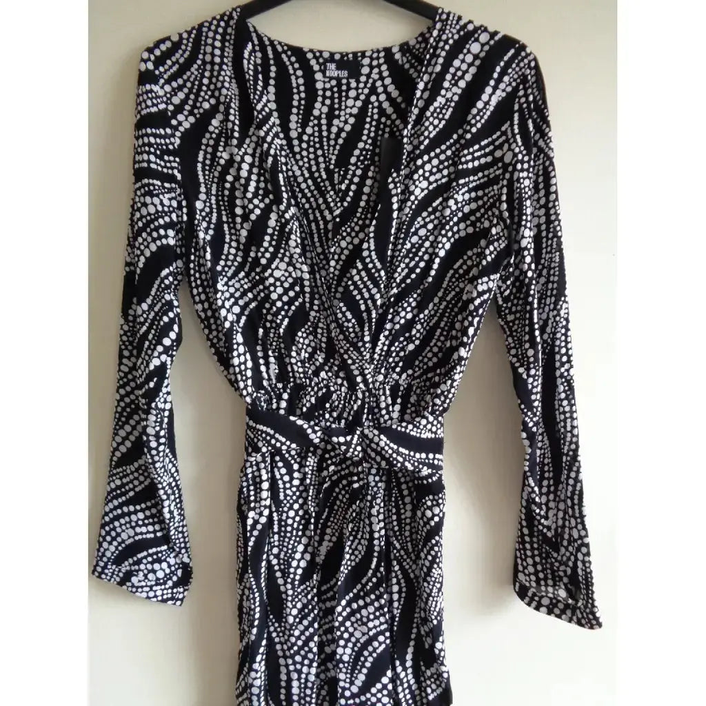 Robe-combi noire et blanche par The Kooples, à motif de pois, avec ceinture à nouer.
