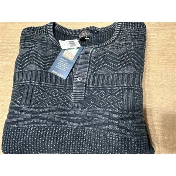 Pull en tricot texturé gris de Pendleton, avec motifs géométriques et patte de boutonnage.
