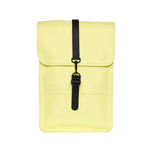 Sac à dos mini jaune pastel de Rains avec une fermeture à sangle noire distinctive et des coutures ton sur ton.