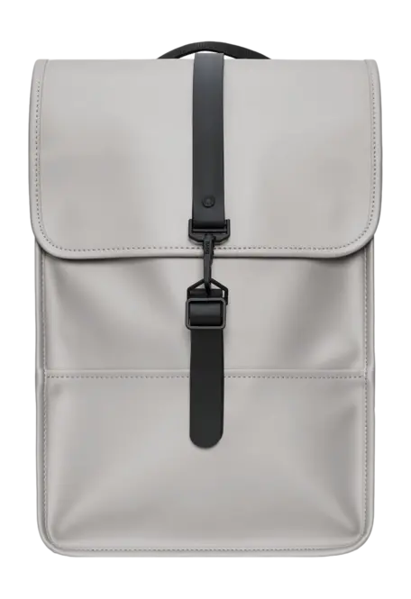 Sac à dos gris cément de Rains avec fermeture à boucle noire centrée sur le devant du sac.