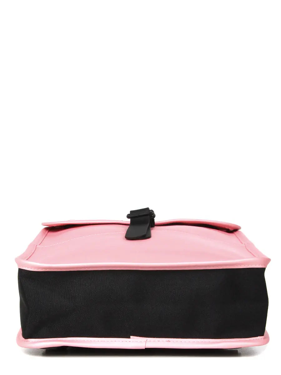 Mini sac à dos rose, de Rains, avec une base noire et une boucle de fermeture noire sur le dessus.
