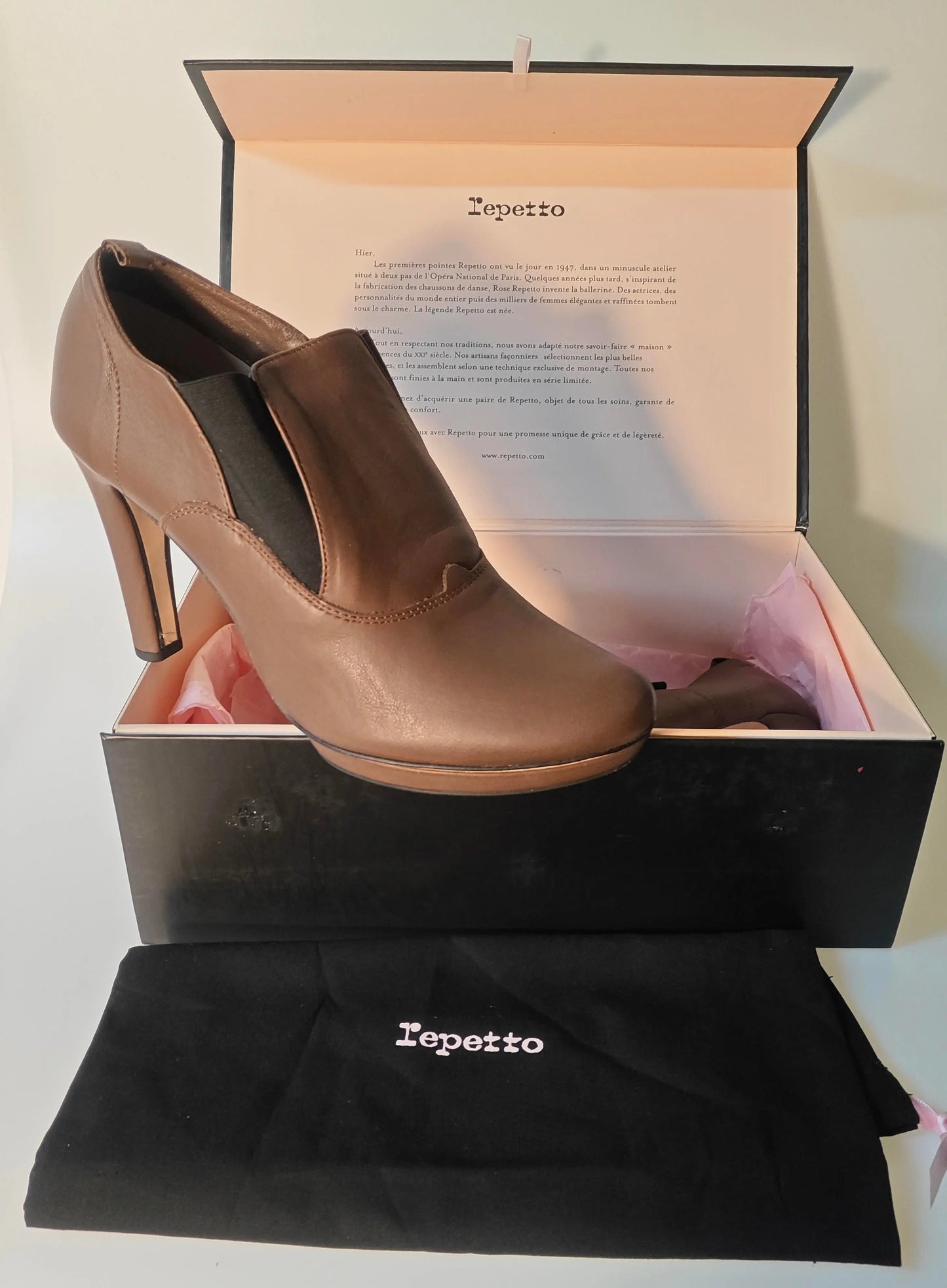 Escarpin en cuir marron de Repetto, présenté dans sa boîte avec son sac de protection.
