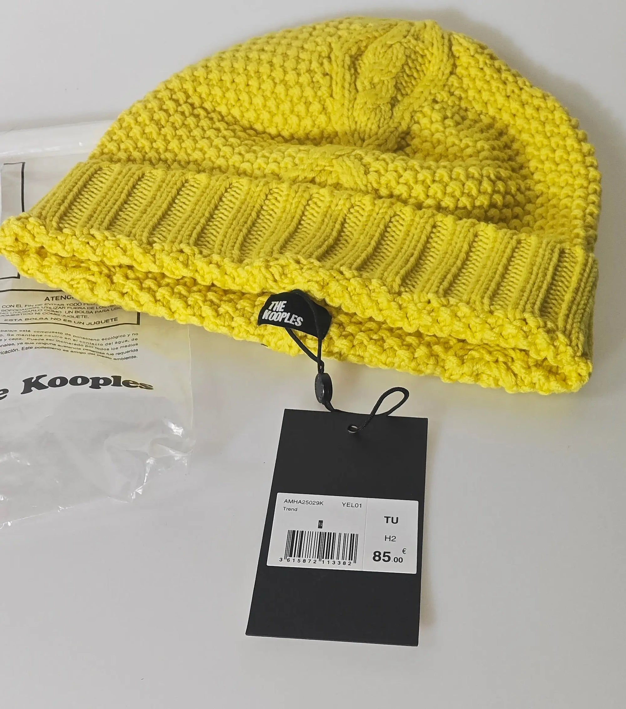 Bonnet jaune fluo en laine de The Kooples, avec une texture tricotée visible.
