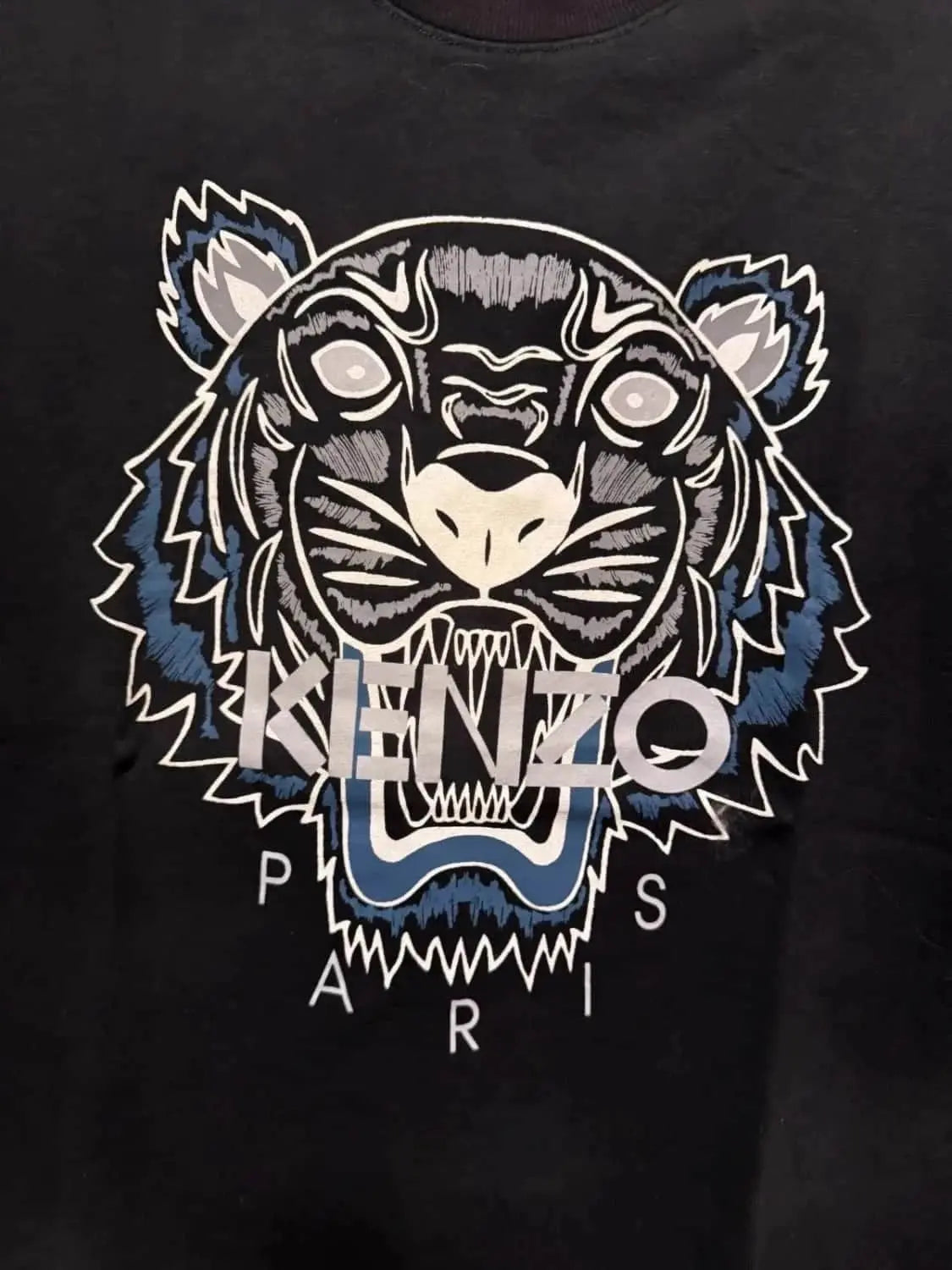 T-shirt noir de Kenzo avec un grand motif de tigre brodé et le logo « Paris » en dessous.