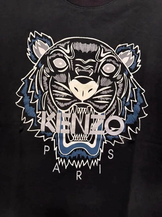 T-shirt noir de Kenzo avec un grand motif de tigre brodé et le logo « Paris » en dessous.