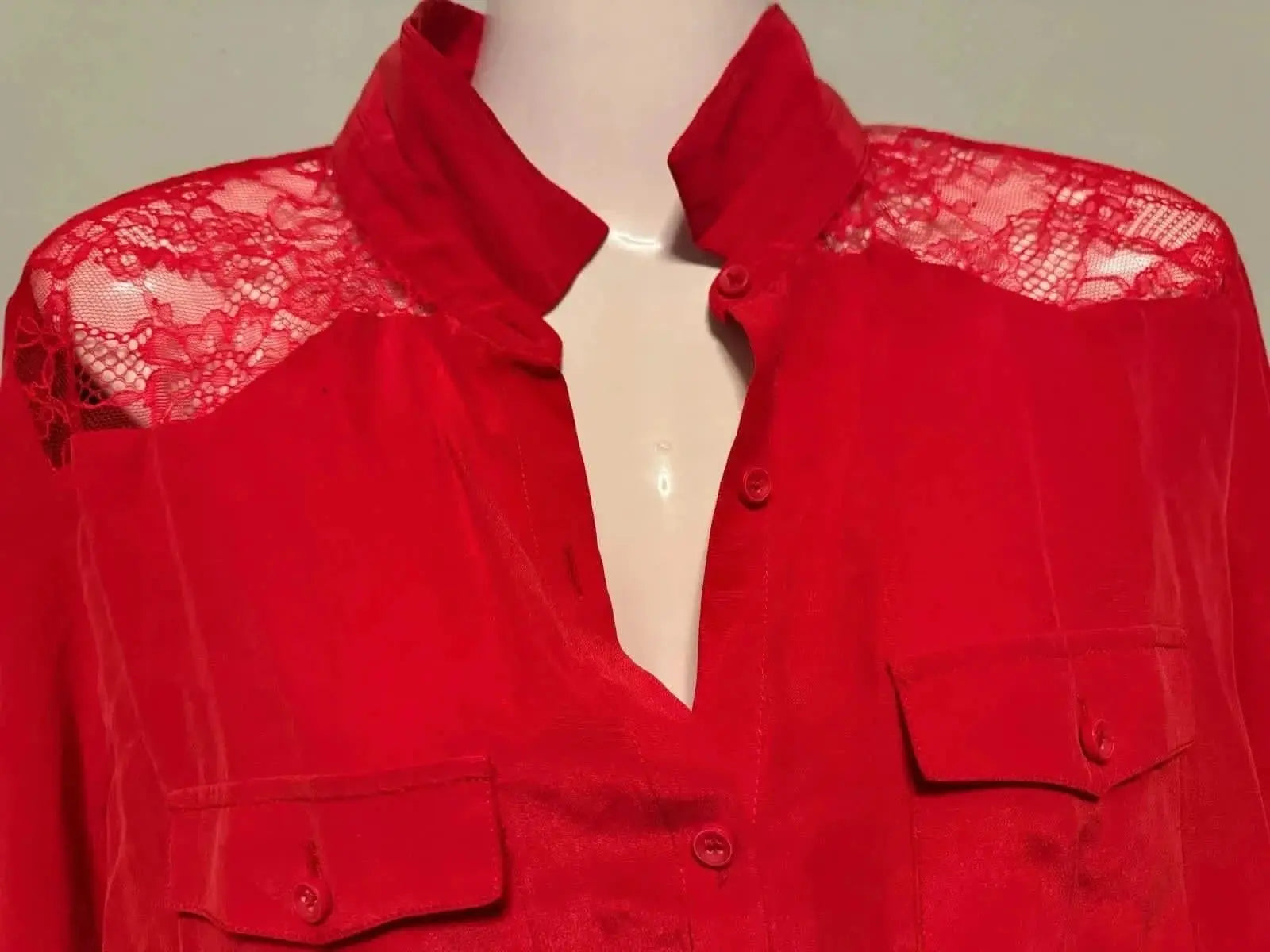 Chemise en soie rouge The Kooples avec empiècements en dentelle florale aux épaules et poches boutonnées.