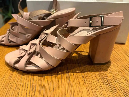 Sandales à talons en cuir rose poudré de Claudie Pierlot, à brides multiples et boucle dorée.