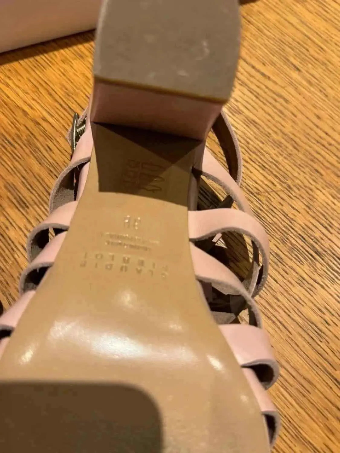 Sandales roses poudrées par Claudie Pierlot, avec brides en cuir, talon carré et semelle beige.
