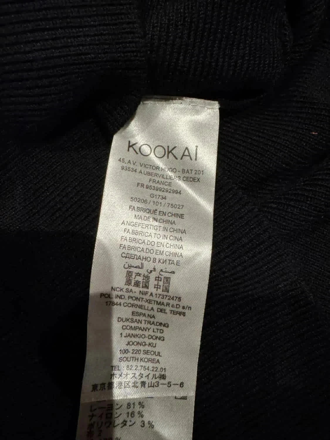 Blouse noire de seconde main par Kookai avec des détails volants pour un style chic et intemporel.

