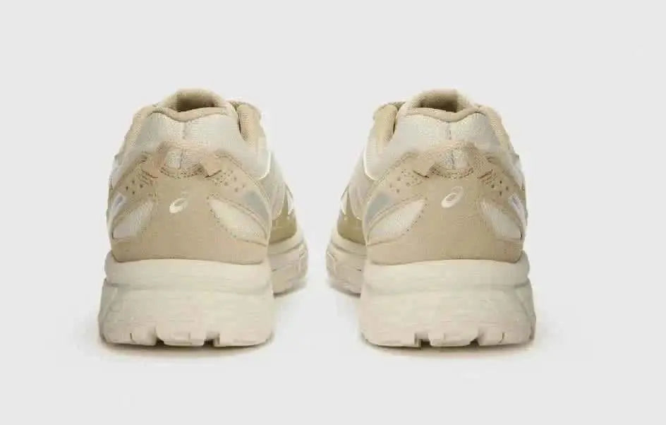 Baskets de running couleur sable Asics Gel-Venture 6 avec semelle épaisse et logo réfléchissant.