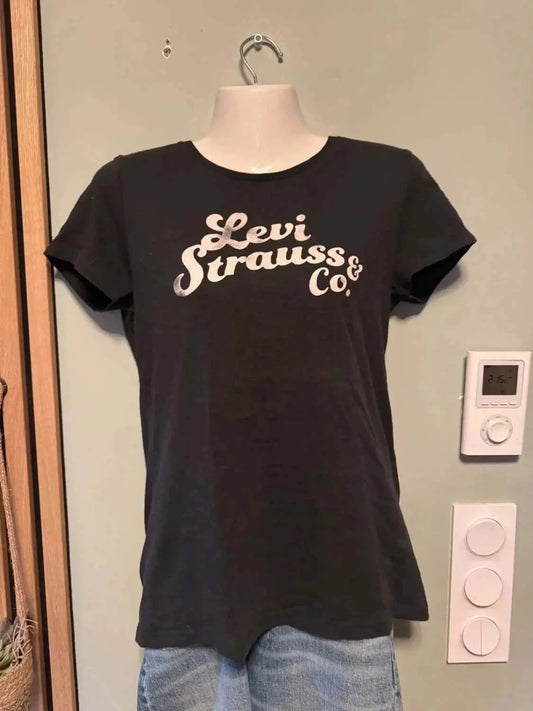 T-shirt noir à logo vintage de Levi's sur un mannequin, porté avec un jean.
