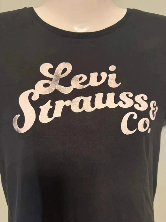 T-shirt noir à logo vintage par Levi's, présenté sur un mannequin buste.