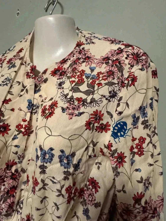 Robe Maje taille 2 à motif fleuri multicolore avec un col rond et une fermeture boutonnée.
