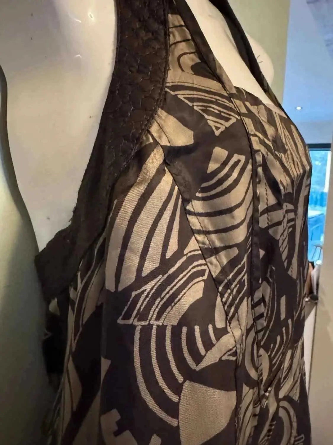 Robe imprimée Diesel de seconde main, à motifs abstraits contrastés et finitions texturées.
