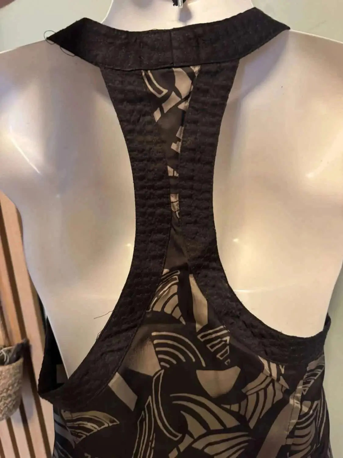 Robe Diesel imprimée en taille S, de seconde main Diesel, avec motif géométrique et dos nageur.
