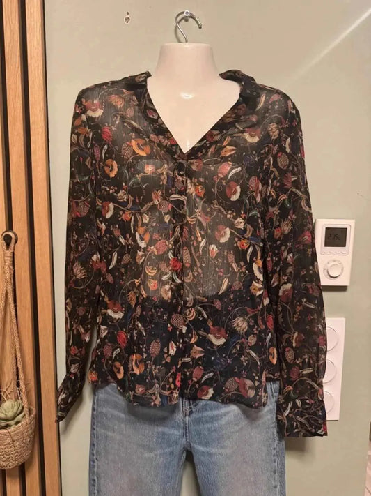 Chemise transparente à fleurs, par IKKS, avec un motif floral multicolore et manches longues.