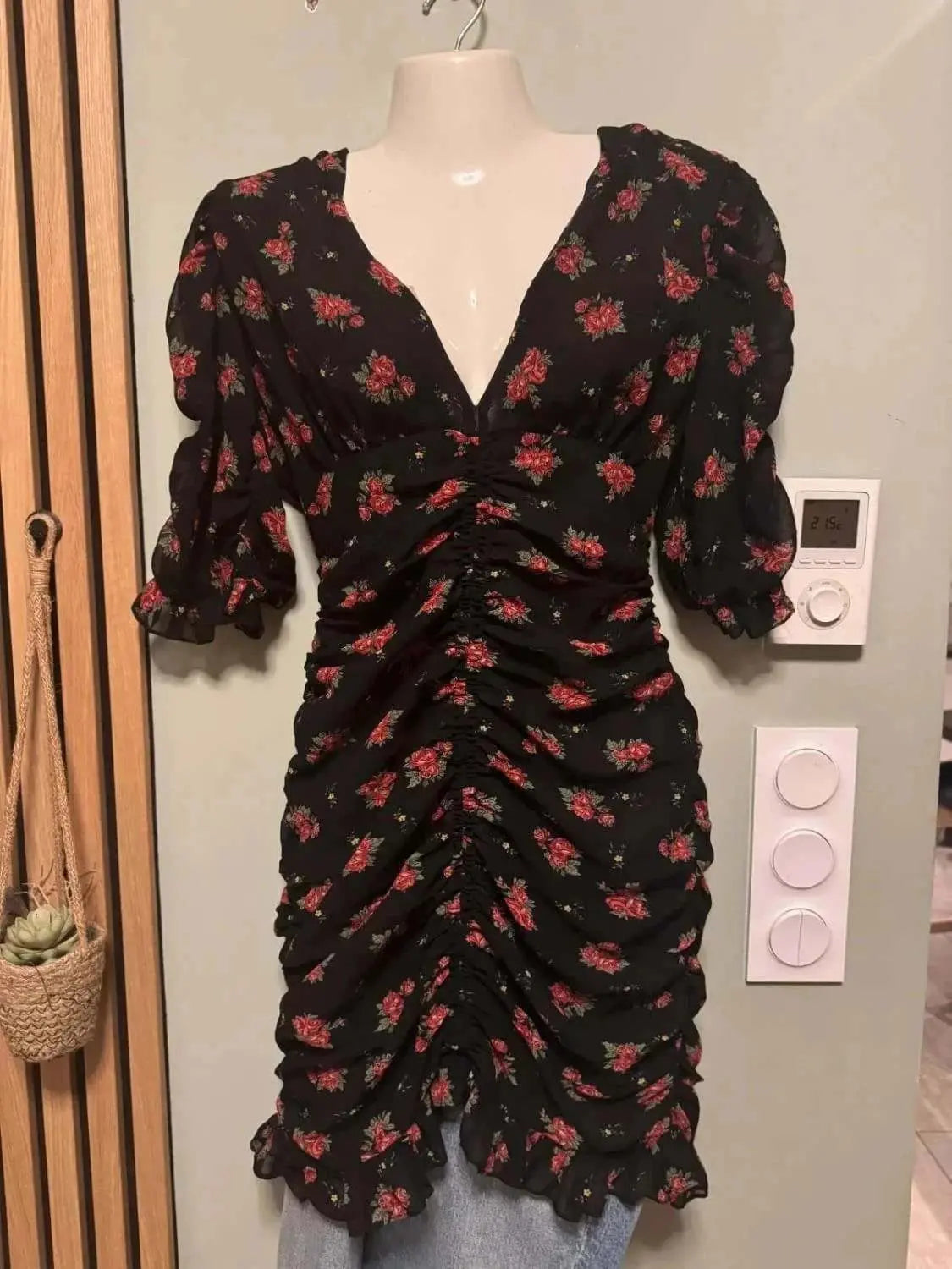 Robe noire à fleurs Zara, d'occasion, avec décolleté en V et détails froncés.
