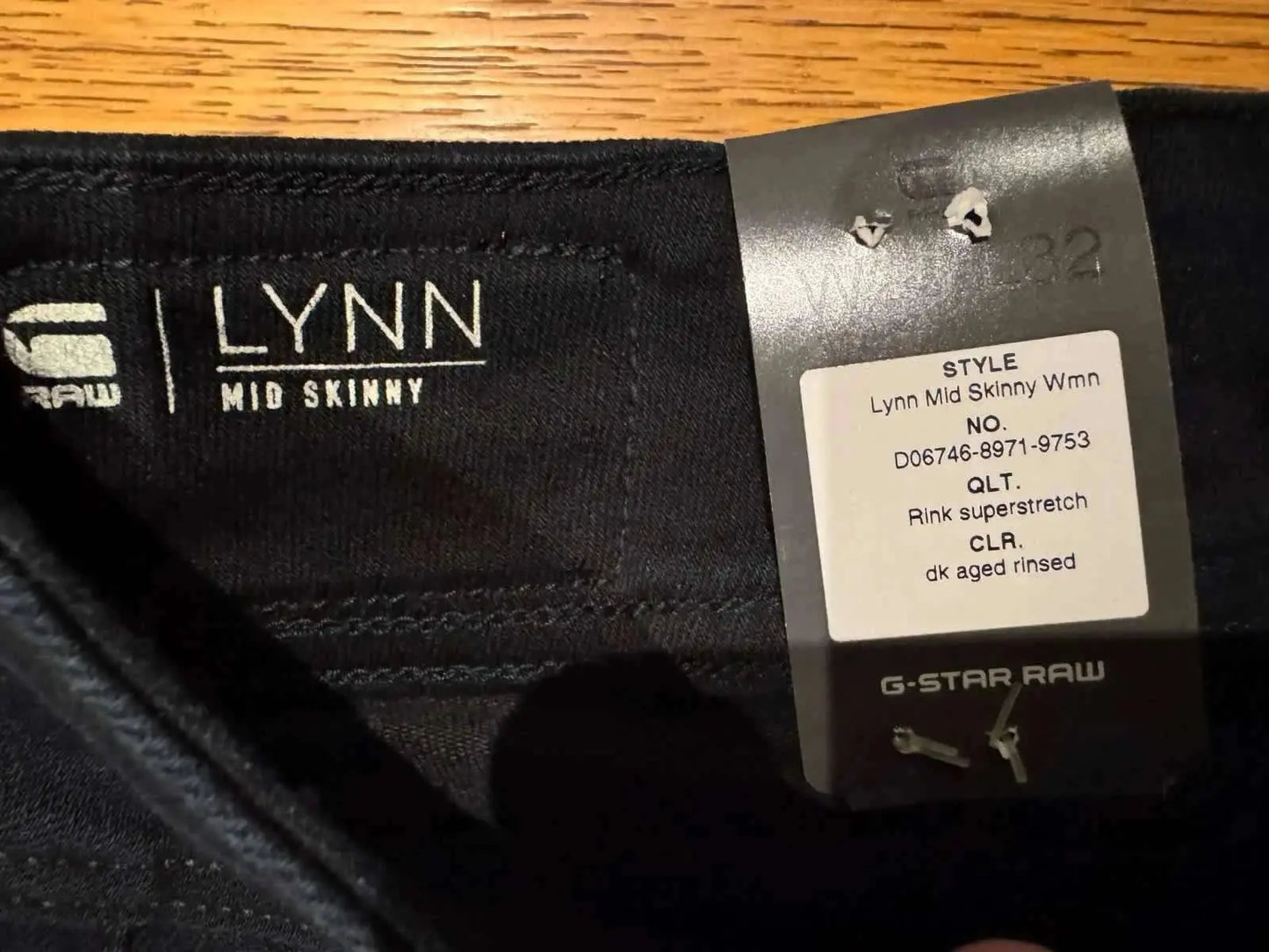 Jean mi-taille skinny noir de G-Star RAW, avec une étiquette de style et des coutures apparentes.
