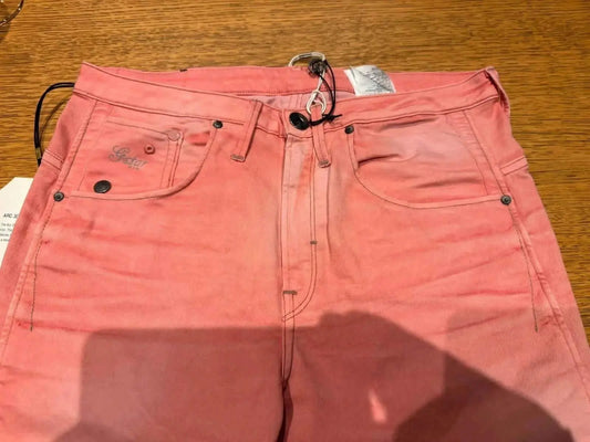 Jean rose fané de G-Star RAW, avec une coupe fuselée et une couture en 3D.