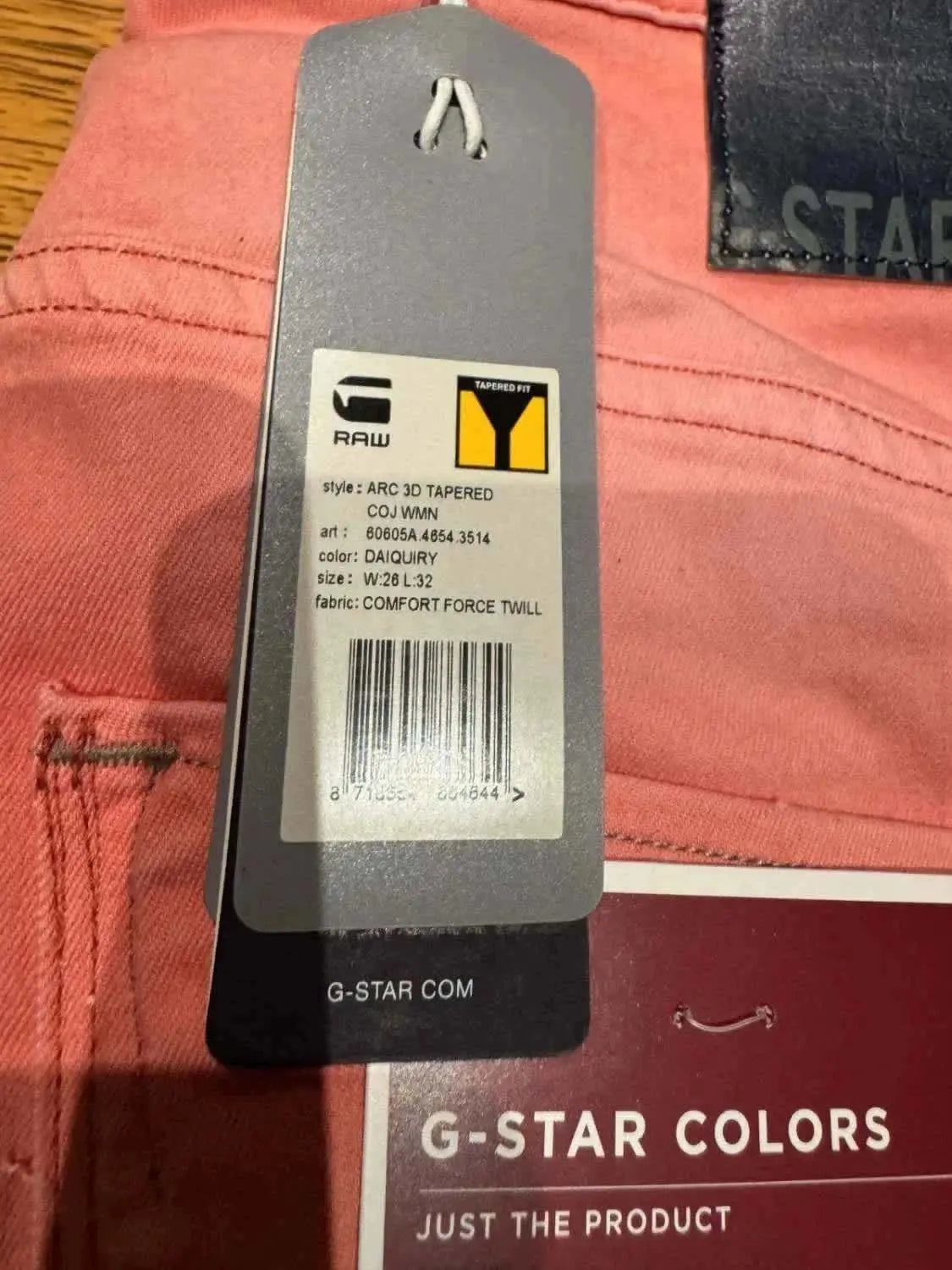 Jean rose « Daiquiry » coupe fuselée by G-Star RAW, avec étiquette produit attachée et logo en cuir foncé.
