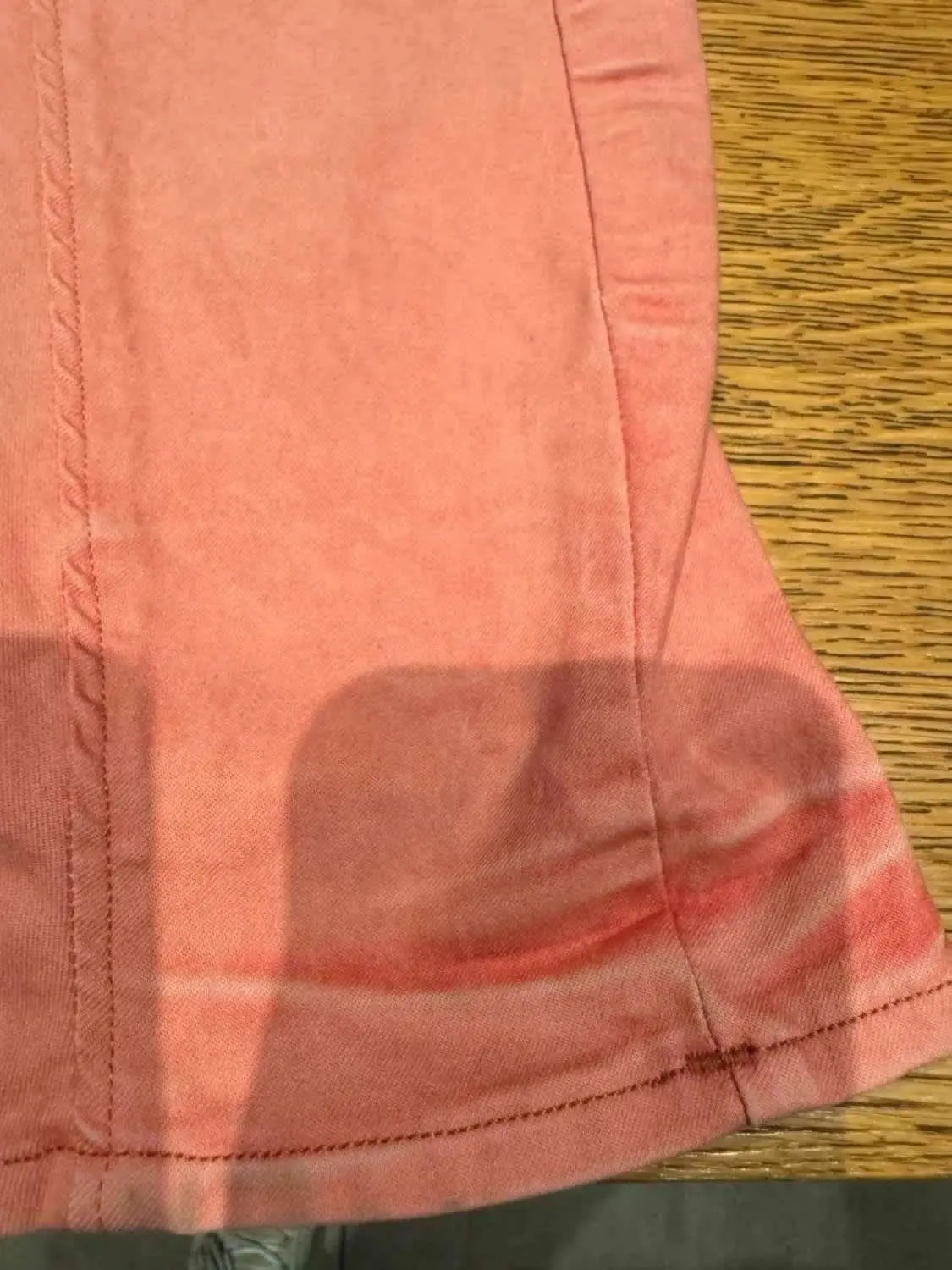 Jean G-Star RAW tapered arc 3D en coton pêche, avec coutures en zigzag et ourlet visible.
