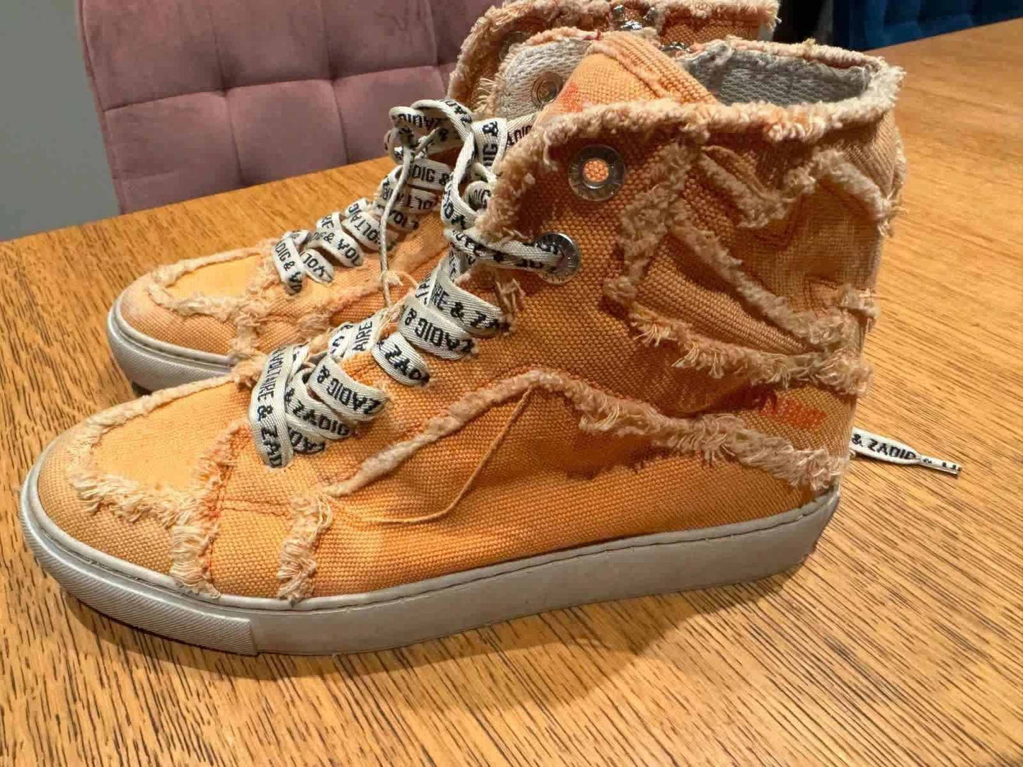 Baskets montantes orange effilochées de Zadig & Voltaire, avec lacets à motifs et détails usés.