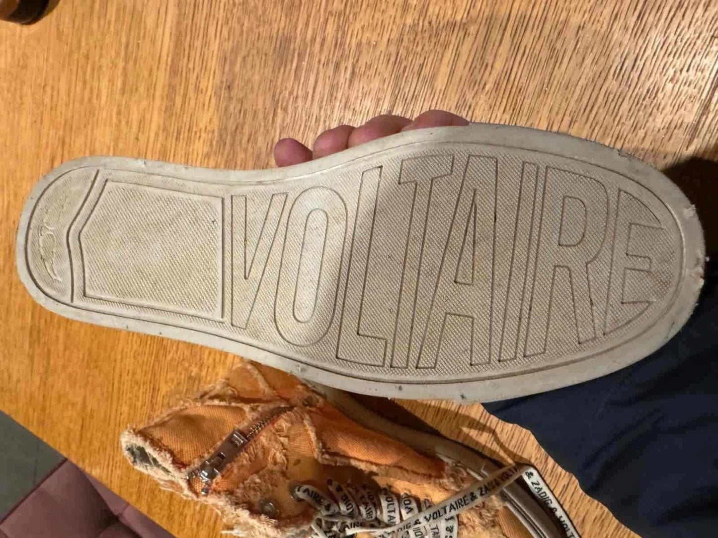 Baskets montantes orange par Zadig & Voltaire avec fermeture éclair décorative et lacets imprimés.