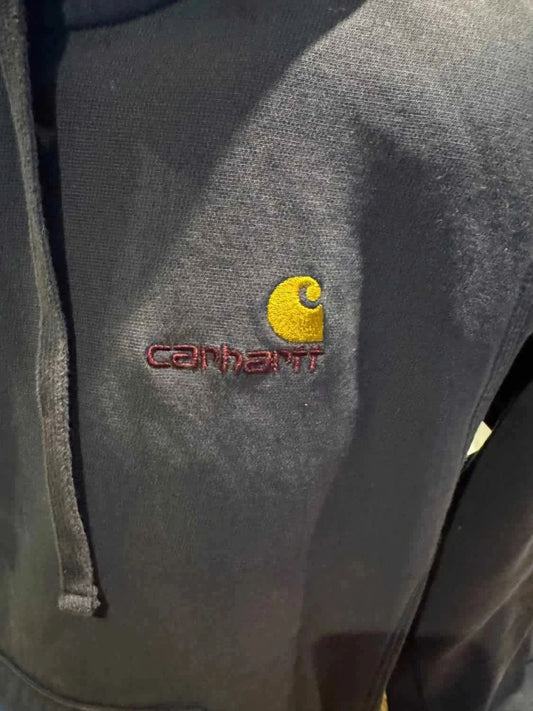 Sweat à capuche bleu marine de Carhartt, avec cordon de serrage et logo brodé sur le devant.