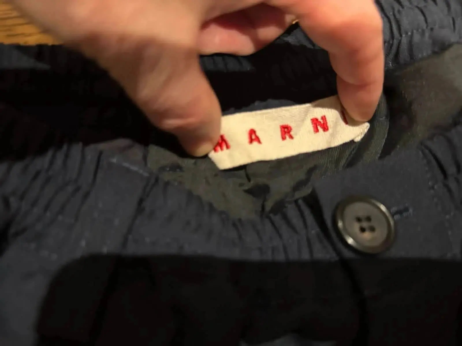 Pantalon ample noir de Marni avec une taille élastique et un bouton foncé.