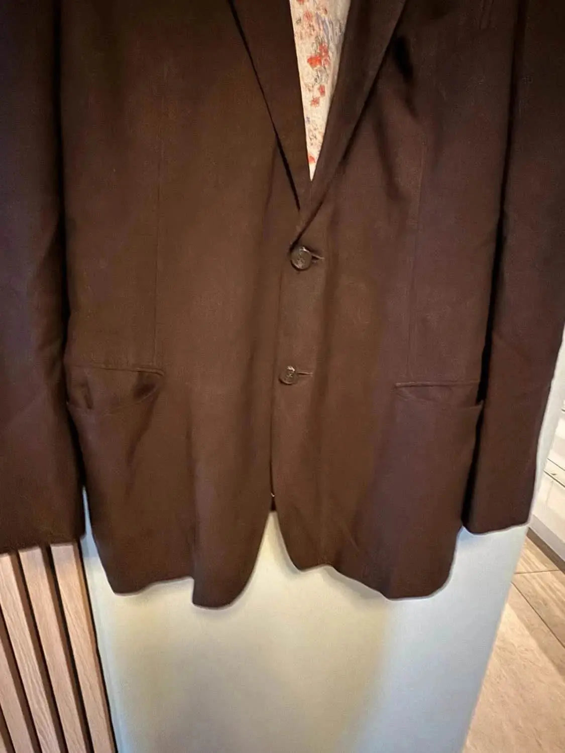 Blazer marron foncé taille XL de Zegna, avec deux boutons et poches plaquées.
