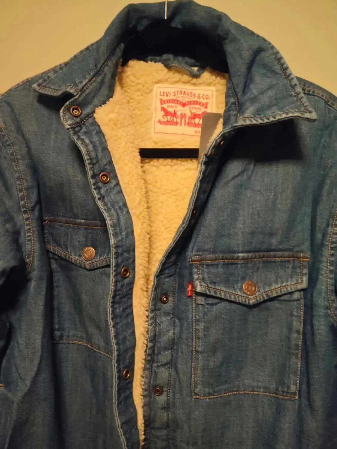 Veste en denim doublée sherpa de Levi's, avec boutons-pression et poches à rabat.