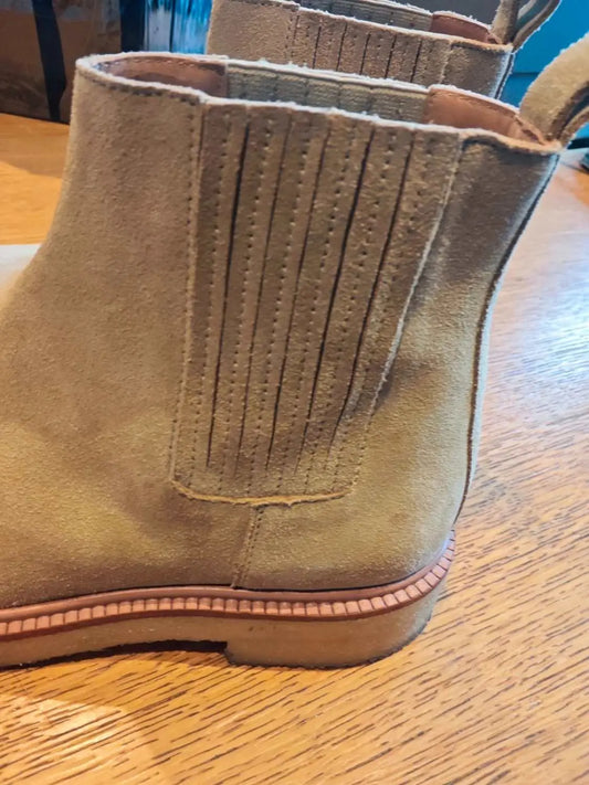 Bottines Chelsea en daim de Zespa, avec élastiques latéraux et semelle crantée apparente.

