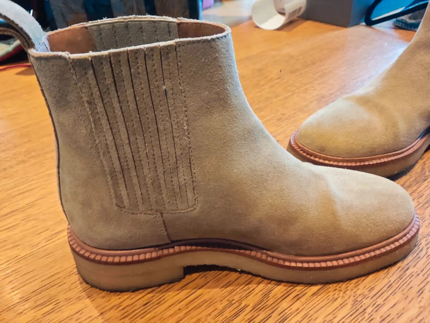 Bottines Chelsea en daim, de Zespa, avec empiècements élastiques et semelles crantées.
