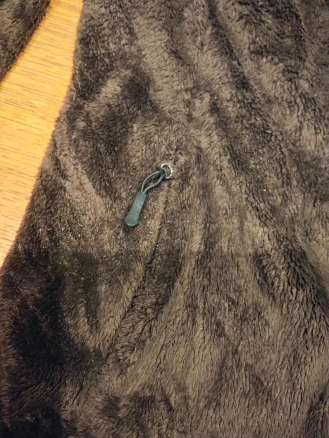 Veste polaire marron The North Face avec fermeture éclair, en matière douce et pelucheuse.
