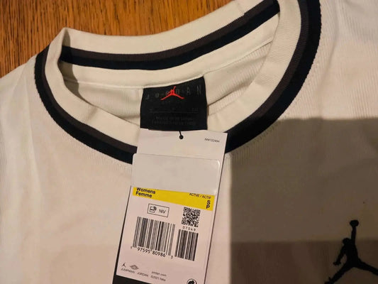 Haut court crème, Jordan Femme, avec col rayé noir et logo Jumpman brodé.